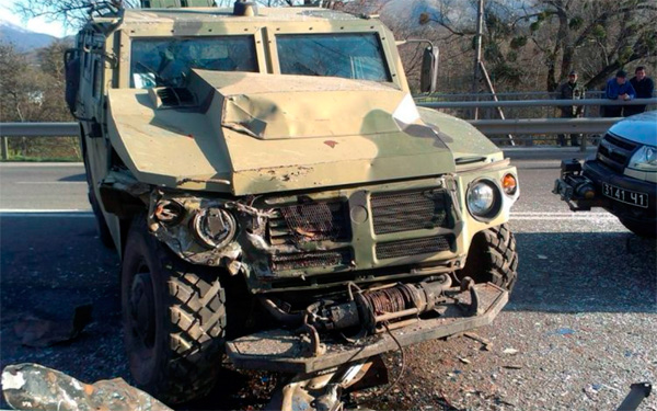 В Крыму на трассе Симферополь-Ялта в троллейбус врезался военный бронеавтомобиль 